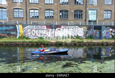 Mann, Rudern auf dem Kanal Stockfoto