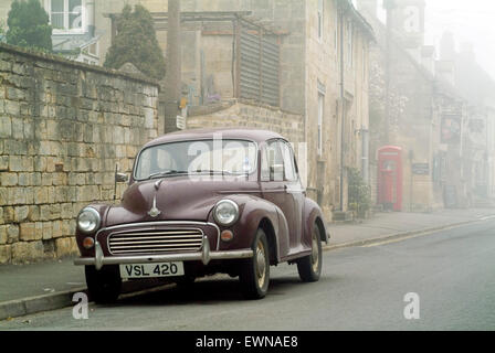 Straßenszene Nebel mit Oldtimer in Winchcombe Cotswolds England UK Europa Stockfoto