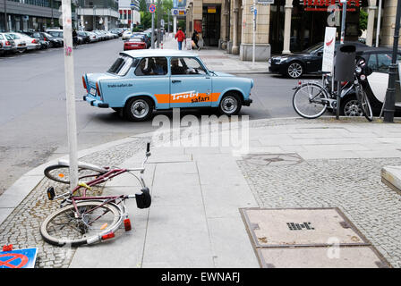 Inzwischen mit gebrochenen Fahrrad- und Trabant in Berlin Deutschland Europa Stockfoto