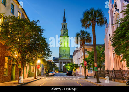 Charleston, South Carolina, USA Ansicht des französischen Viertels in der Dämmerung. Stockfoto