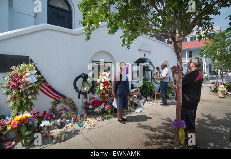 Charleston, South Carolina, USA. 29. Juni 2015. Famous Emanuel A.M.E. Kirche in Charleston South Carolina schwarz Kirchenleute zu verlassen Blumen und Nachrichten und Bilder von der Szene der schreckliche Mord von 9 Personen am 17. Juni 2015. Bildnachweis: Bill Bachmann/Alamy Live-Nachrichten Stockfoto