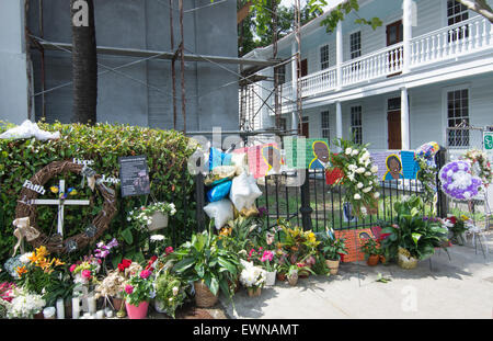 Charleston, South Carolina, USA. 29. Juni 2015. Famous Emanuel A.M.E. Kirche in Charleston South Carolina schwarze Kirche Blumen und Botschaften und Zeichen links von Menschen in der Szene der schreckliche Mord von 9 Personen am 17. Juni 2015 Credit: Bill Bachmann/Alamy Live News Stockfoto