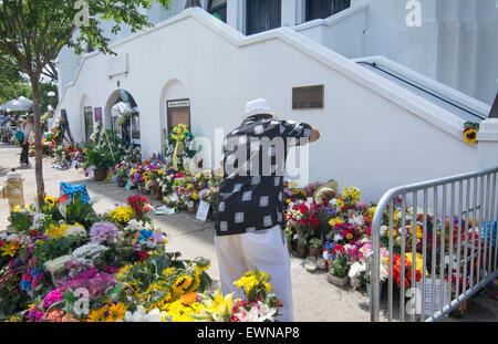 Charleston, South Carolina, USA. 29. Juni 2015. Famous Emanuel A.M.E. Kirche in Charleston South Carolina schwarz Kirchenleute zu verlassen Blumen und Nachrichten und Bilder von der Szene der schreckliche Mord von 9 Personen am 17. Juni 2015. Bildnachweis: Bill Bachmann/Alamy Live-Nachrichten Stockfoto