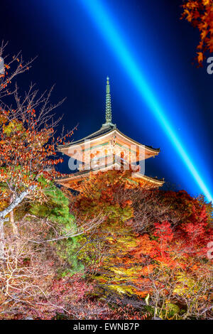 Kyoto, Japan in der Pagode des Kiyomizu-Dera-Schrein in der Nacht. Stockfoto