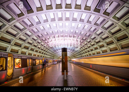 Züge und Fahrgäste in einer u-Bahnstation in Washington DC, USA. Stockfoto