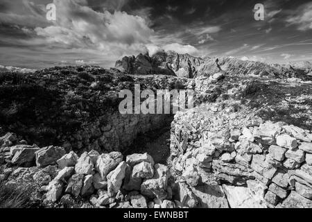 Schützengräben des Ersten Weltkriegs in den Dolomiten, Monte Piana. Im Hintergrund Cristallo Berg. Italienische Alpen. Europa. Stockfoto