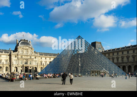 Pyramide im Museum Louvre Paris Il de Paris Frankreich Europa Stockfoto