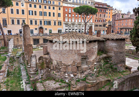 Largo di Torre Argentina ein Quadrat in Rom, die vier republikanische römische Tempel und die Überreste des Pompeius Theaters hostet Stockfoto