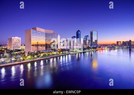 Skyline von Jacksonville, Florida, USA am St. Johns River in der Morgendämmerung. Stockfoto