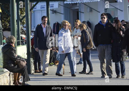 Prinz Nikolaos von Griechenland und Dänemark und seine Frau Prinzessin Tatiana Blatnik genießen Sie einen Urlaub auf der griechischen Insel Spetses mit: Prinz Nikolaos, Prinzessin Tatiana Where: Insel Spetses, Griechenland bei: 10. April 2015 Stockfoto