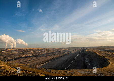 Braunkohle-Tagebau Garzweiler bei Jüchen, Nordrhein-Westfalen, Deutschland, Europa Stockfoto