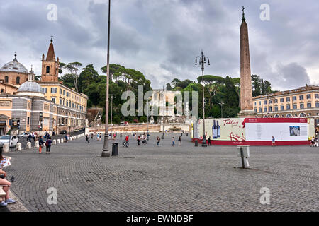 Piazza del Popolo ist ein großer städtischer Platz in Rom. Der Name im modernen italienischen bedeutet wörtlich "Volksplatz" Stockfoto