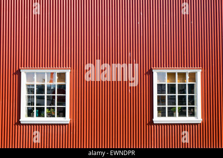 Rote Wand und zwei Fenstern gesehen in Reykjavik, Icleand Stockfoto