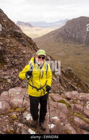 Ein Walker auf Ben Mor Coigach, mit Blick auf Stac Pollaidh nahe Ullapool, Schottland. Stockfoto