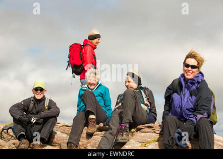 Wanderer auf Ben Mor Coigach in den schottischen Highlands, über Ullapool, UK. Stockfoto