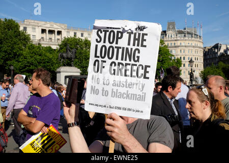 London, UK, 29. Juni 2015. Menschen versammeln sich in Trfalgar Square in Solidarität mit Griechenland, nachdem der Europäischen Zentralbank Mittel gekürzt. Kredit: Yanice Cesari / Alamy Live News Stockfoto