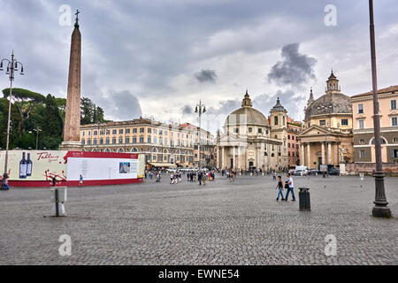 Piazza del Popolo ist ein großer städtischer Platz in Rom. Der Name im modernen italienischen bedeutet wörtlich "Volksplatz" Stockfoto