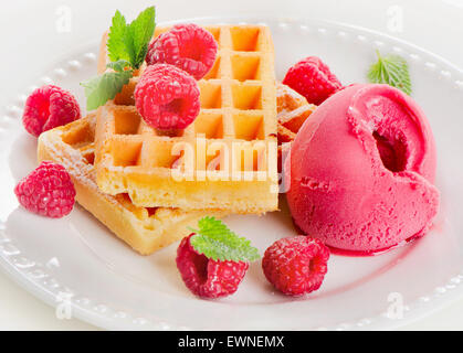 Belgische Waffeln mit Himbeeren Sorbet. Selektiven Fokus Stockfoto