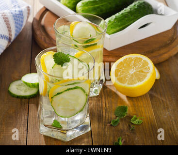 Wasser mit Zitrone, Minze und Gurke auf hölzernen Hintergrund. Selektiven Fokus Stockfoto