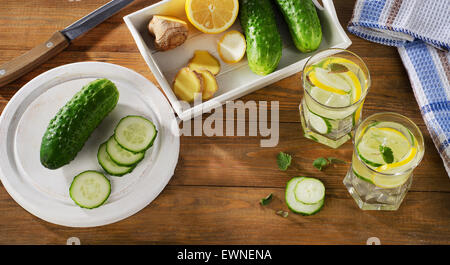 Frisches Wasser mit Zitrone und Gurke auf einem hölzernen Hintergrund. Ansicht von oben Stockfoto