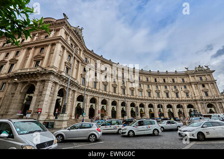 Piazza della Repubblica ist eine halbkreisförmige Piazza in Rom, auf dem Gipfel des Hügels Viminal, neben dem Bahnhof Termini Stockfoto