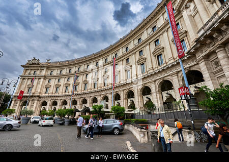 Piazza della Repubblica ist eine halbkreisförmige Piazza in Rom, auf dem Gipfel des Hügels Viminal, neben dem Bahnhof Termini Stockfoto