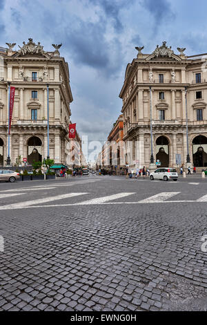 Piazza della Repubblica ist eine halbkreisförmige Piazza in Rom, auf dem Gipfel des Hügels Viminal, neben dem Bahnhof Termini Stockfoto