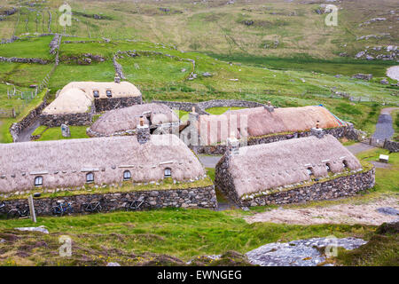 Das Black House-Dorf am Garenin in der Nähe von Carloway auf der Isle of Lewis, äußeren Hebriden, Schottland, Großbritannien. Diese alte traditionelle Häuser sind erhalten geblieben, nachdem sie verlassen wurden schließlich in den 1970er Jahren bis dahin lebten Menschen in ihnen. Stockfoto