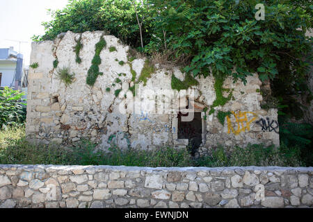 Überwachsen und verlassenen Stein erbaut griechische Gebäude, in Rethymnon auf der Mittelmeerinsel Kreta. Stockfoto