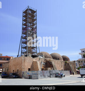 Nerantze oder Gazi-Hussein-Moschee, befindet sich in der alten Stadt von Rethymno, hier an einem schönen sonnigen Tag im Juni zu sehen. Stockfoto