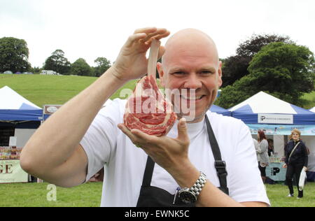 Promi-TV-Koch und Autor Tom Kerridge gibt eine Kochkunst Demonstration in Chatsworth Country Fair, England UK 2015 Stockfoto