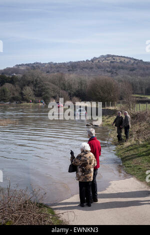 Flut auf dem Weg zur neuen Scheunen in der Nähe von Arnside, Cumbria. Stockfoto