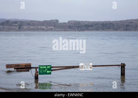 Flut auf dem Weg zur neuen Scheunen in der Nähe von Arnside, Cumbria. Stockfoto