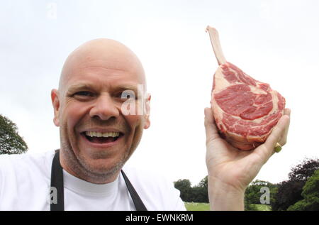 Promi-TV-Koch und Autor Tom Kerridge hält eine Fuge von Fleisch in Chatsworth Country Fair, England UK 2015 Stockfoto