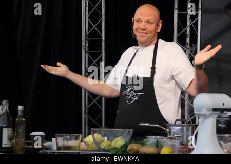 Promi-TV-Koch und Autor Tom Kerridge gibt eine Kochkunst Demonstration in Chatsworth Country Fair, England UK 2015 Stockfoto