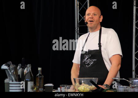 Promi-TV-Koch und Autor Tom Kerridge gibt eine Kochkunst Demonstration in Chatsworth Country Fair, England UK 2015 Stockfoto