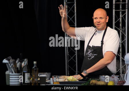 Promi-TV-Koch und Autor Tom Kerridge gibt eine Kochkunst Demonstration in Chatsworth Country Fair, England UK 2015 Stockfoto