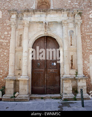 Nerantze oder Gazi-Hussein-Moschee, befindet sich in der alten Stadt von Rethymno, hier an einem schönen sonnigen Tag im Juni zu sehen. Stockfoto