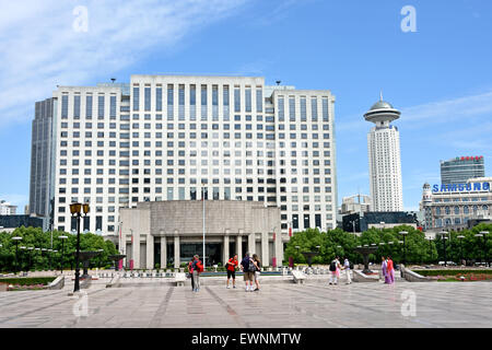 Brunnen mit Menschen und Kindern, Volksplatz, Gemeinderegierungsgebäude, Stadtverwaltung Shanghai, China Skyline City Stockfoto