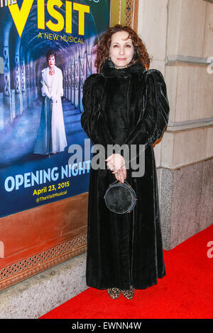 Premiere für Broadway musical The Visit am Lyceum Theatre - Ankünfte.  Mitwirkende: Bebe Neuwirth wo: New York City, New York, Vereinigte Staaten, wann: 23. April 2015 Stockfoto