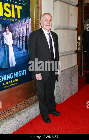 Premiere für Broadway musical The Visit am Lyceum Theatre - Ankünfte.  Mit: John Kander wo: New York City, New York, Vereinigte Staaten, wann: 23. April 2015 Stockfoto