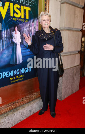 Premiere für Broadway musical The Visit am Lyceum Theatre - Ankünfte.  Mitwirkende: Angela Lansbury Where: New York City, New York, Vereinigte Staaten, wann: 23. April 2015 Stockfoto