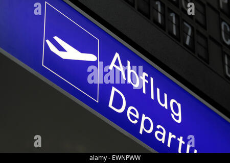 Leuchtreklame bis zum Abflug am Flughafen Stockfoto
