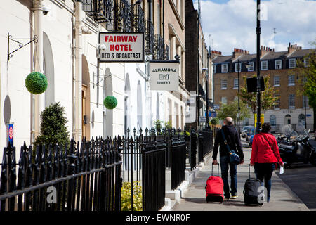 Touristen mit Koffern, die Suche nach einem Hotel in London Stockfoto