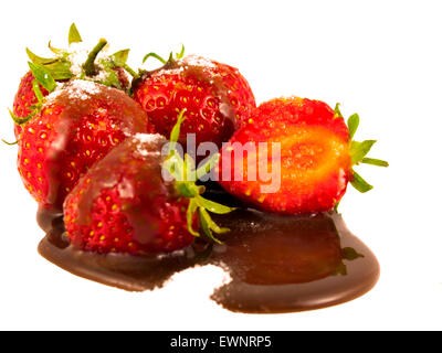 Erdbeeren mit Zucker und Schokolade Sauce (Studio gedreht auf weißem Hintergrund) Stockfoto