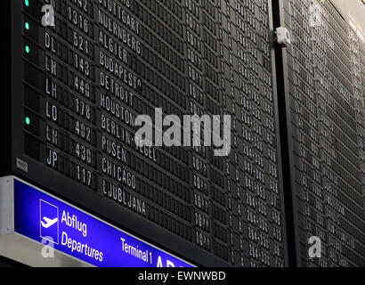 Altmodische Abfahrtstafel am Frankfurter Flughafen, Deutschland Stockfoto