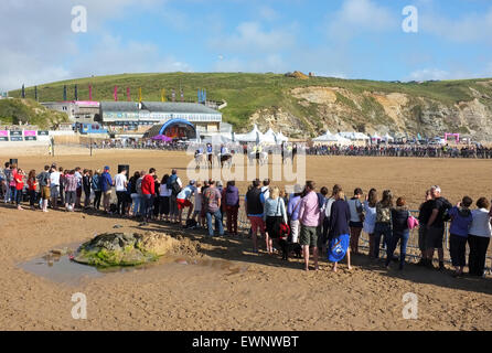 Zuschauer beobachten das jährliche "Polo am Strand" Spiel im Watergate Bay in der Nähe von Newquay in Cornwall, Großbritannien Stockfoto