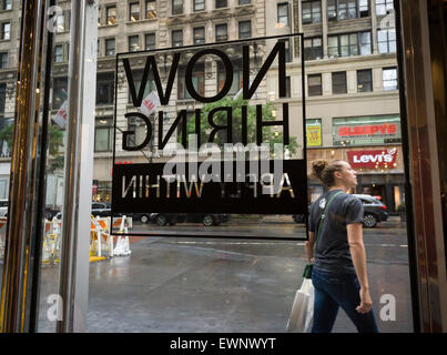 Ein Schild im Fenster ein Bekleidungsgeschäft Forever 21 in New York wirbt damit, dass es "Jetzt mieten" auf Freitag, 26. Juni 2015 ist. (© Richard B. Levine) Stockfoto