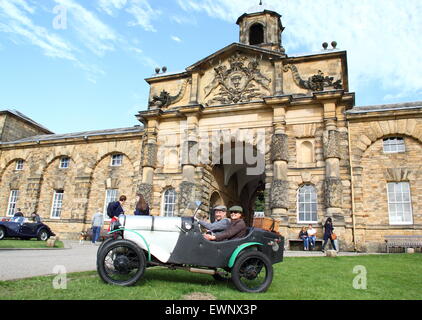 Oldtimer-Fans nehmen Sie Teil an einer Rallye in Chatsworth Country Fair, Chatsworth House Derbyshire England UK Stockfoto