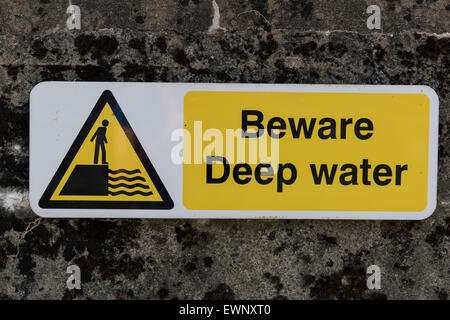 Ein Zeichen, das "Hüten Sie sich vor der Tiefenwasser" in der Nähe ein Reservoir es gefährlich liest ist zu schwimmen. Stockfoto